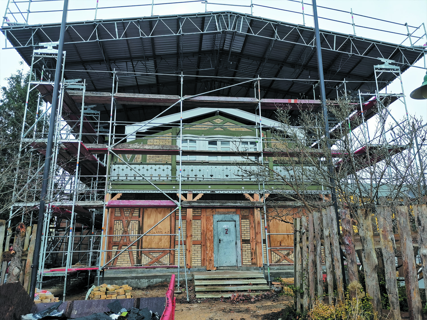 Dorfgemeinschaftshaus-11-Dach-Sanierung-Fachwerk-Baustelle