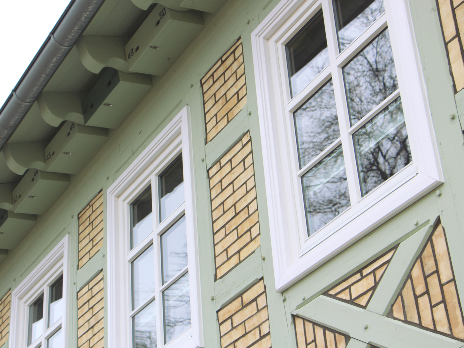 Dorfgemeinschaftshaus-5-Fassade-Fachwerk-Nistkaesten