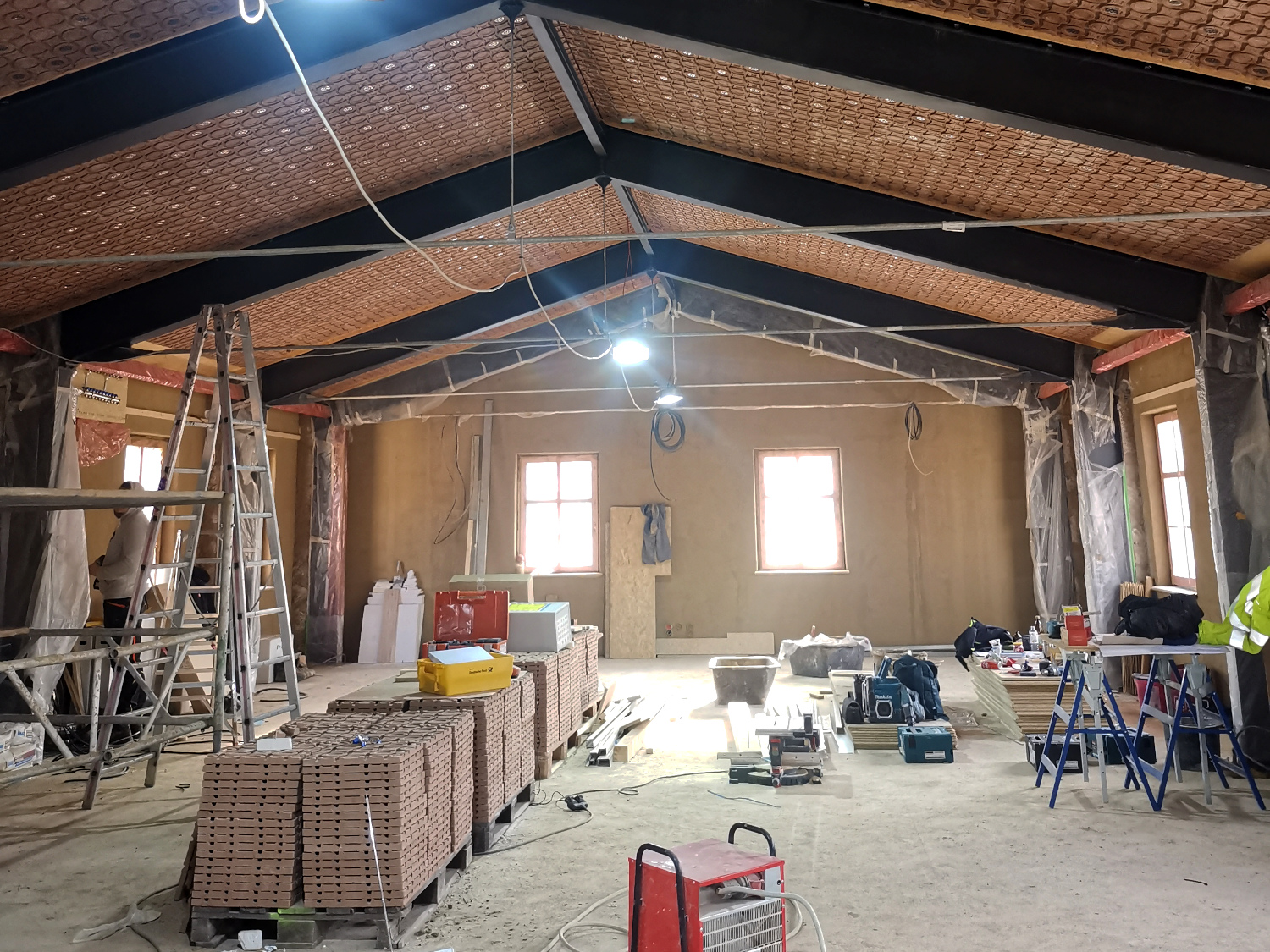 Dorfgemeinschaftshaus-9-Deckenflaechenheizung-Lehmputz-Sanierung-Dachgeschoss