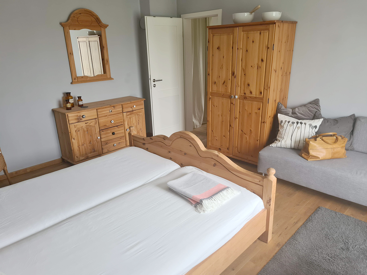 Spreeplan-Projekt-UG-gesund-Bauen-Ferienwohnung-nachhaltig-oekologisch-Schlafzimmer-Lehmfarbe-Lemputz-in-Sachsen-Anhalt