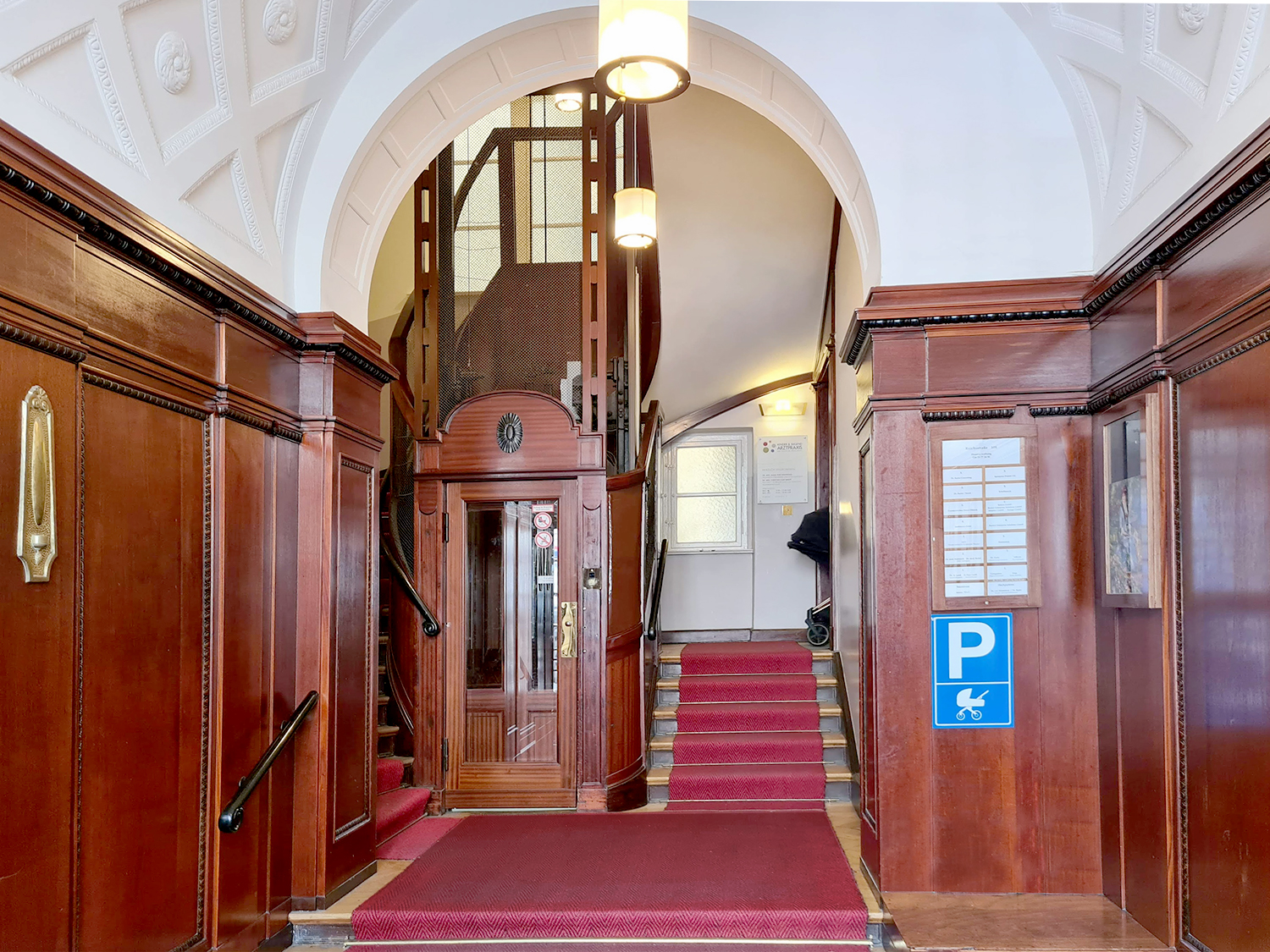 Spreeplan-Projekt-UG-gesund-Bauen-Hauseingang-oekologische-Sanierung-Denkmalschutz-Treppenhaus-in-Berlin-Eingang