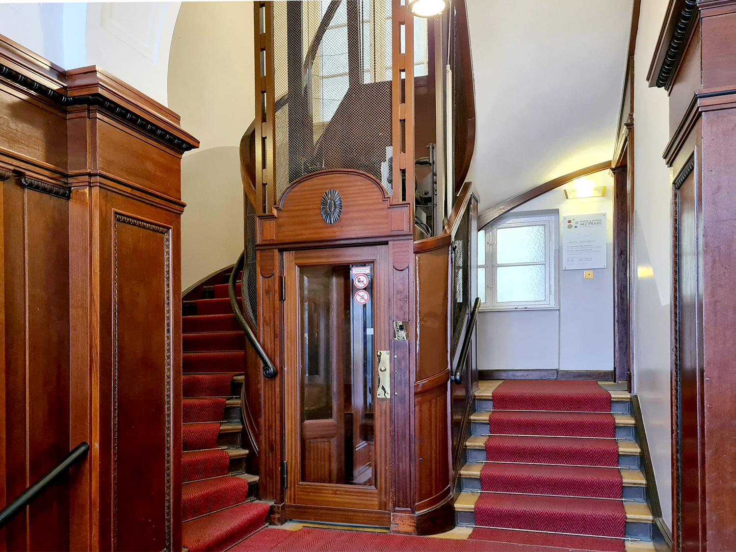 Spreeplan-Projekt-UG-gesund-Bauen-Hauseingang-oekologische-Sanierung-Denkmalschutz-Treppenhaus-in-Berlin-Eingangsbereich