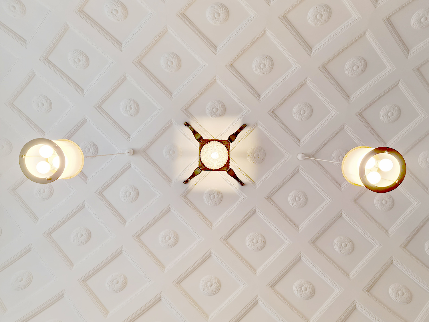 Spreeplan-Projekt-UG-gesund-Bauen-Hauseingang-oekologische-Sanierung-Denkmalschutz-Treppenhaus-in-Berlin-historische-Decke