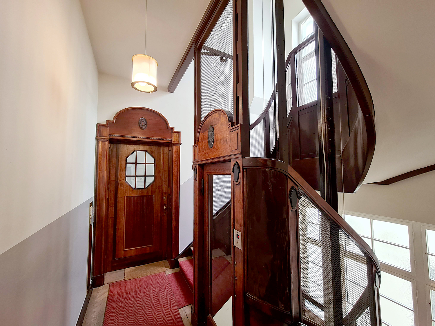 Spreeplan-Projekt-UG-gesund-Bauen-Hauseingang-oekologische-Sanierung-Denkmalschutz-Treppenhaus-in-Berlin-historisches-Treppenhaus