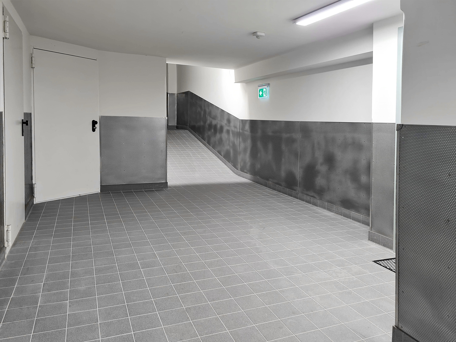 Spreeplan-Projekt-gesund-Bauen-Nebentreppenhaus-modern-nachhaltig-und-oekologisch-in-Berlin-Kellerdurchgang