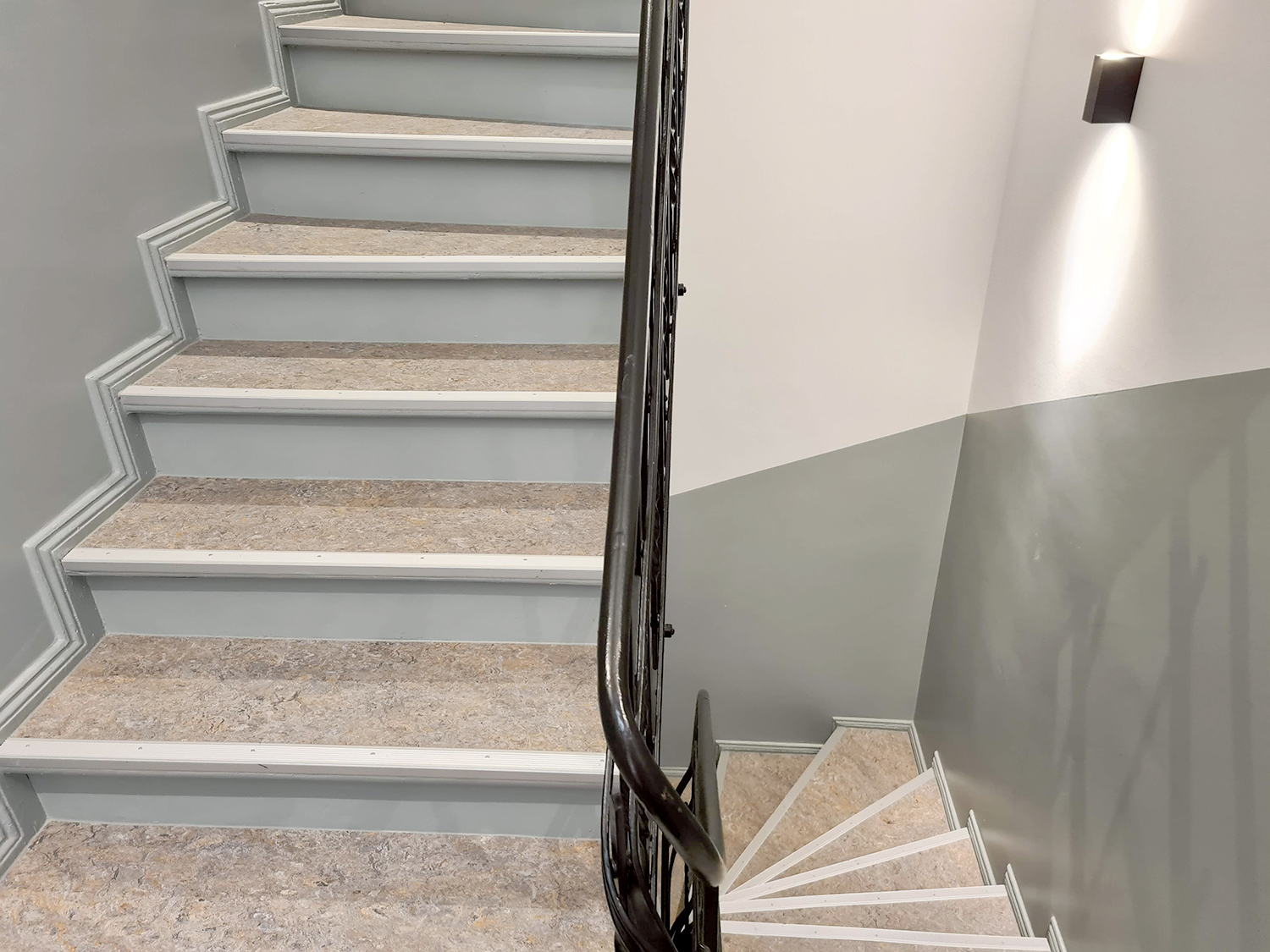 Spreeplan-Projekt-gesund-Bauen-Nebentreppenhaus-modern-nachhaltig-und-oekologisch-in-Berlin-Linoleum