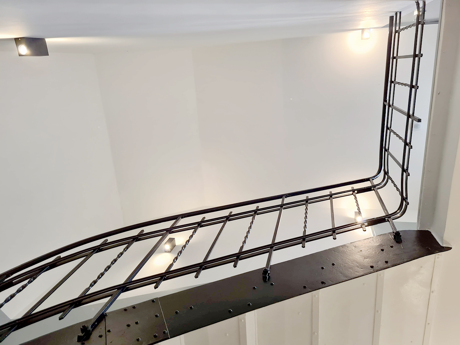 Spreeplan-Projekt-gesund-Bauen-Nebentreppenhaus-modern-nachhaltig-und-oekologisch-in-Berlin-Treppenauge