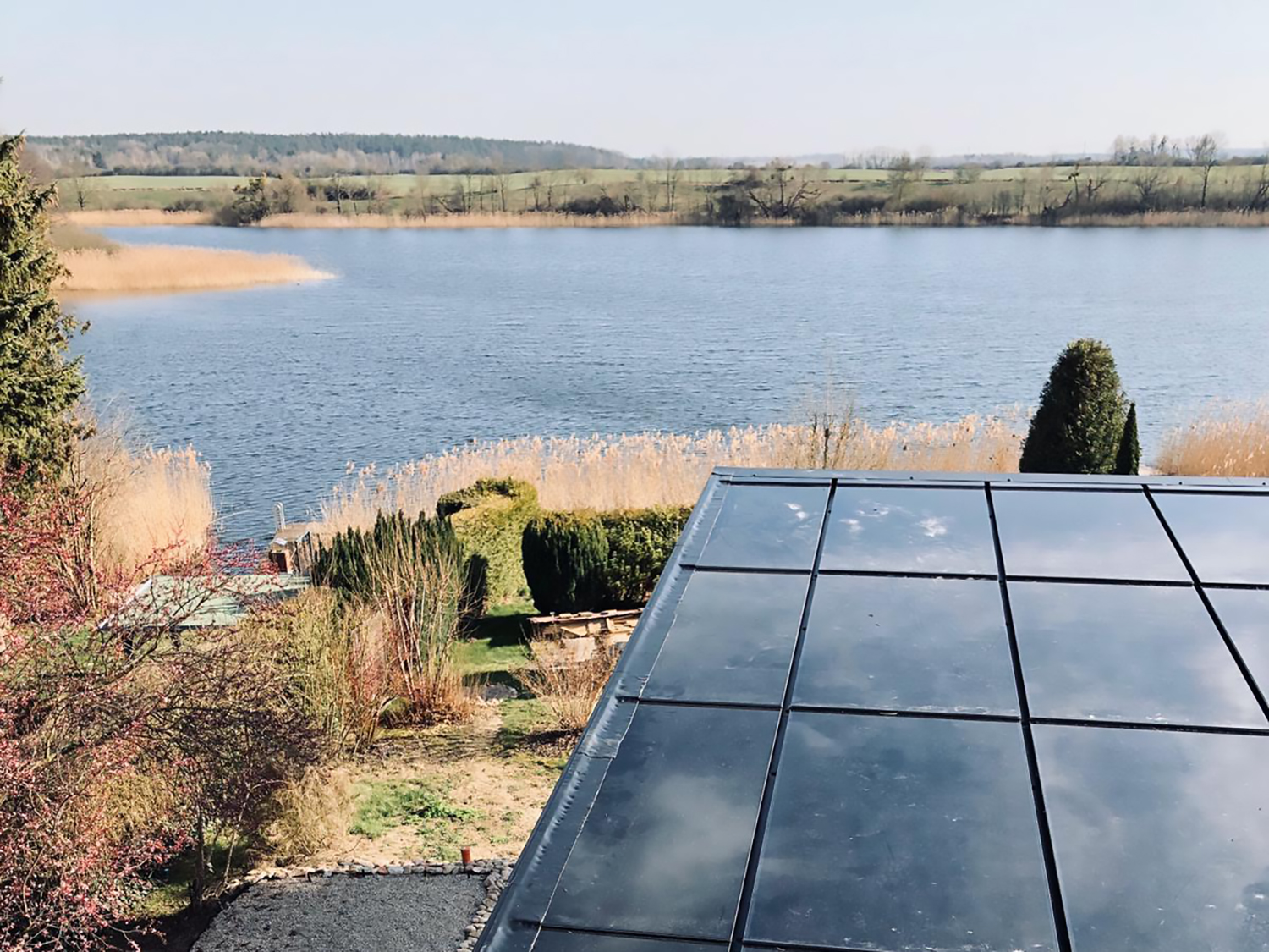 spreeplan-gesund-bauen-wochenendhaus-am-see-holzkonstruktion-in-mecklenburg-vorpommern-ennogie-solardach