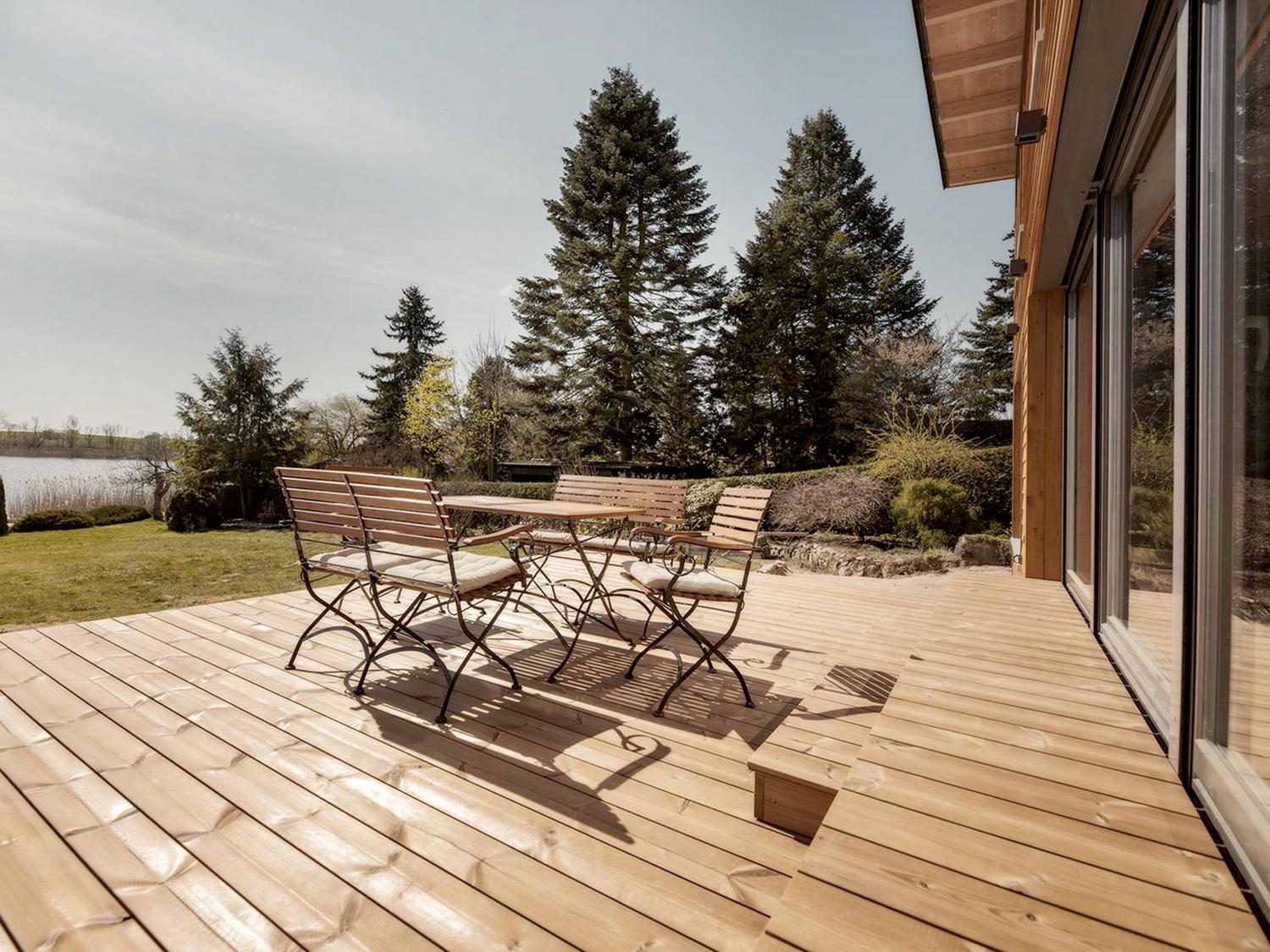 spreeplan-gesund-bauen-wochenendhaus-am-see-holzkonstruktion-in-mecklenburg-vorpommern-holz-terrasse
