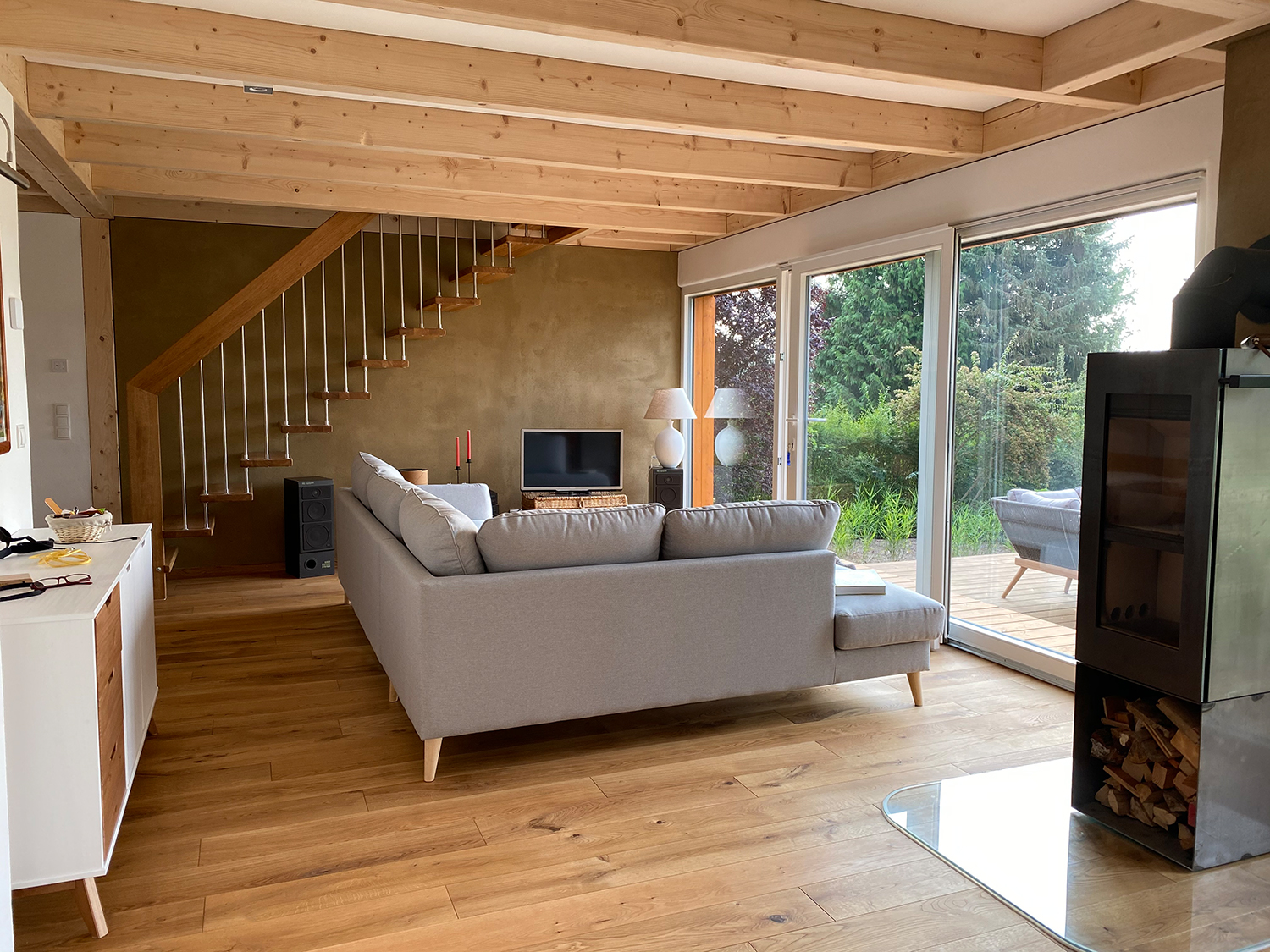 spreeplan-gesund-bauen-wochenendhaus-am-see-holzkonstruktion-in-mecklenburg-vorpommern-holzboden-sichtbalkendecke