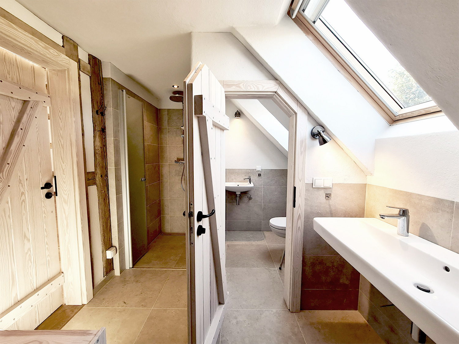 spreeplan-naturhaus-schorfheide-denkmalschutz-fachwerkhaus-oekologische-sanierung-gesund-bauen-badezimmer-mit-sauna